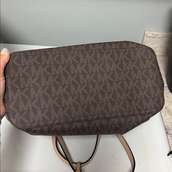 Michael Kors Signature Tote Bag - Picture 9 of 11